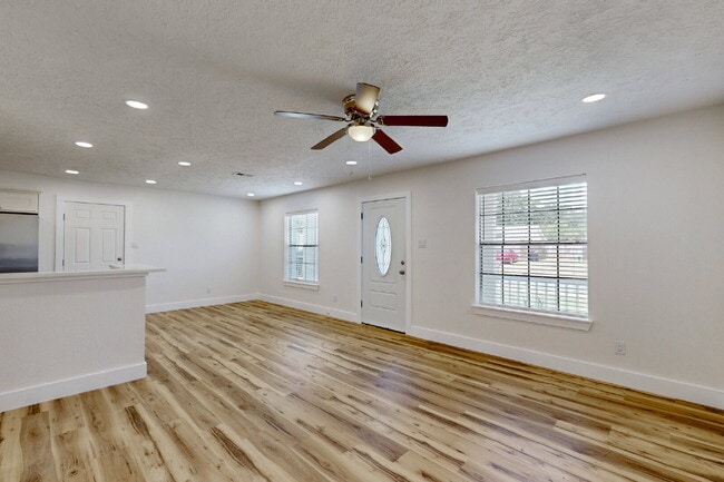Photo - 3/2 Move-In Ready with Washer, Dryer, Refrigerator & Lawn Care Included!