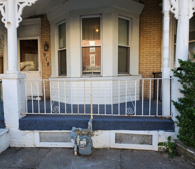 Front Porch - 918 W Marshall St Unit 1