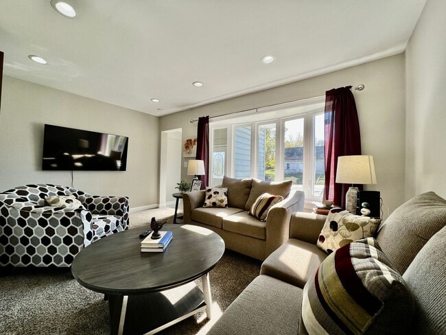 Photo - Beautiful 4 BDR Home - Near I-75