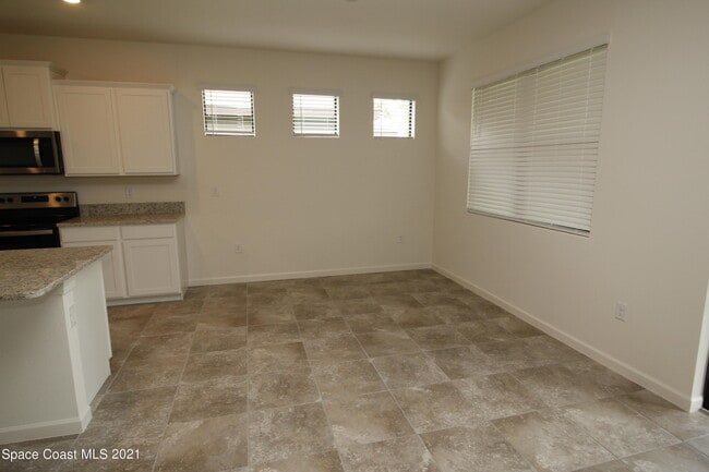 Photo - 896 Old Country Rd S E