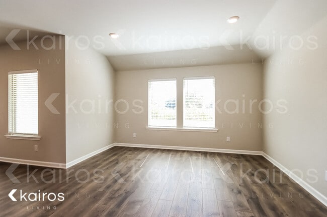 Photo - 106 Royal Oak St