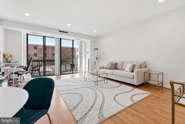 955 26th St NW Unit 305