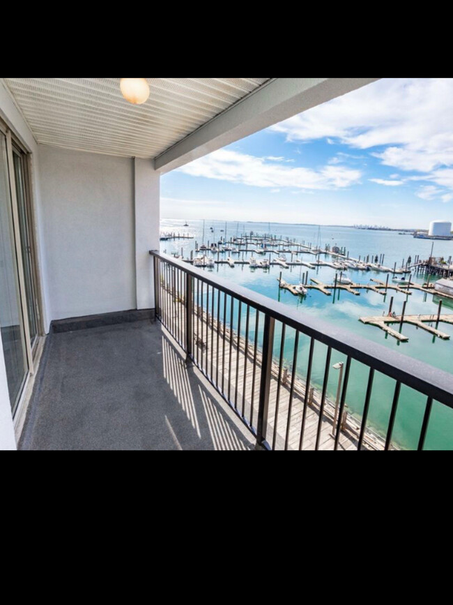 Your own Private Balcony - 150 Lynnway Unidad Penthouse by water city