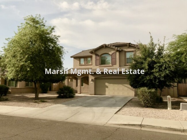 Beautiful 5 bedroom home with tons of livi... - Beautiful 5 bedroom home with tons of livi...