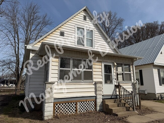 Building Photo - 4 Bed / 2 Bath Home – Large Yard, Basement, New Appliances!