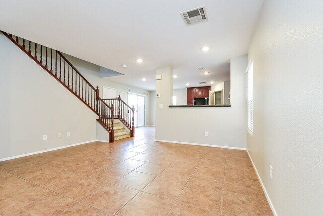 Photo - 710 Loughton St