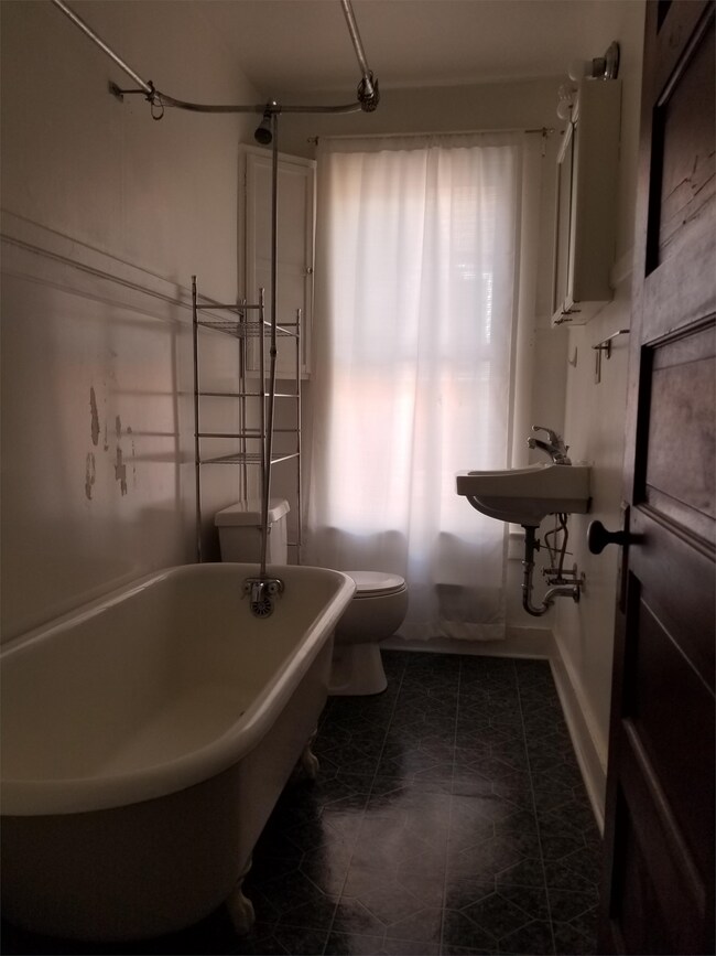 Photo - 211 W 5th St