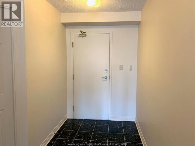 Photo - 75 Riverside Dr E Unité 410