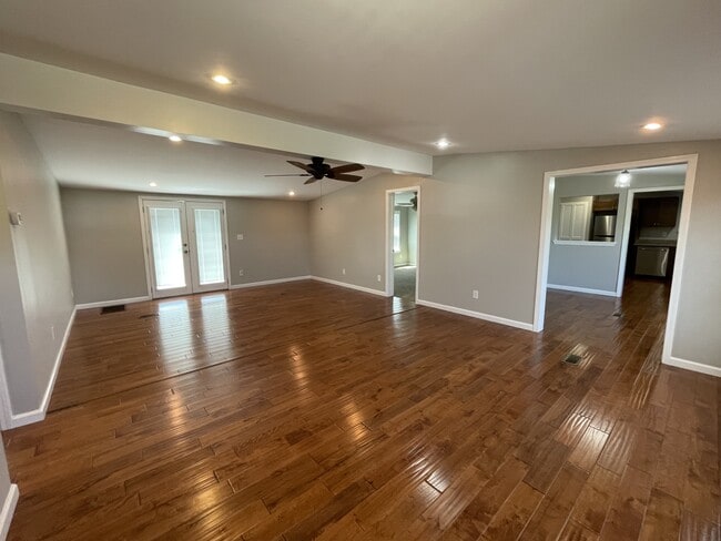 Photo - 900 Allen Dr