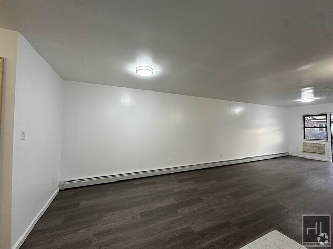 Building Photo - NEWLY RENOVATED 3-BEDROOM HOME IN CORONA, ... Unit 3