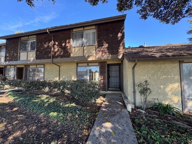 Building Photo - Spacious 3+2.5 Townhome in Woodbridge Park