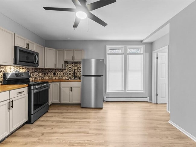 Building Photo - 158 Main St