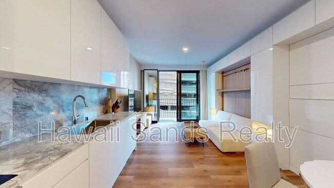 Photo - 987 Queen St