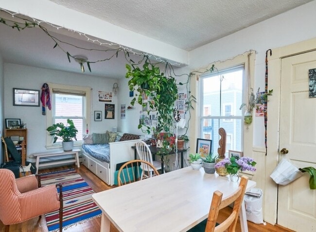 208 Banks St Unit 1