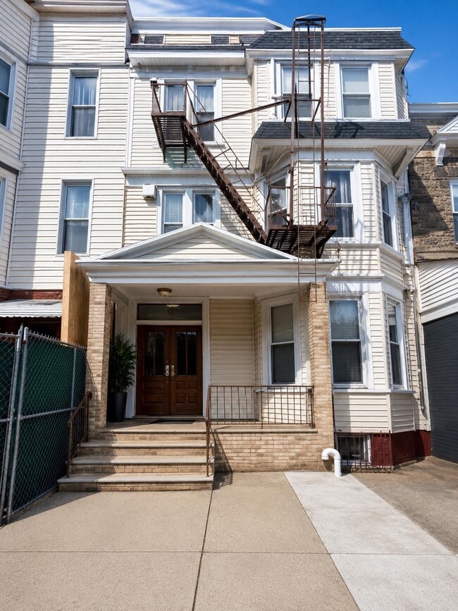 Building Photo - 155 Bowers St Unit 2F