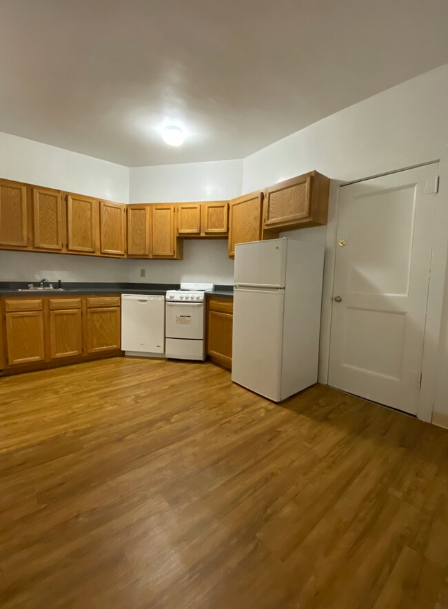 Photo - 1595 Beacon St