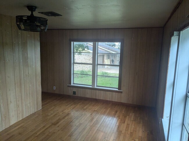 Photo - 3 Bed 1 Bath with Large Yard, Workshop, and Laundry Hookups