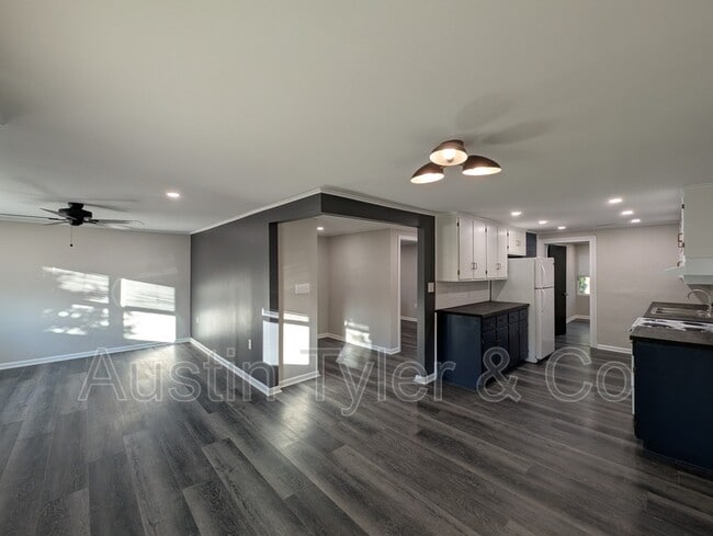 Photo - 2984B Smith St