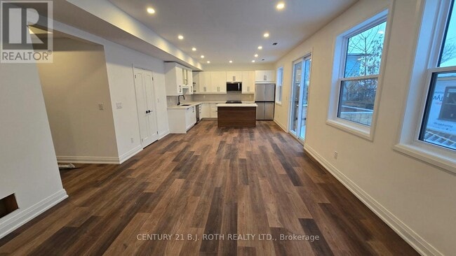 Photo - 44 Calverley St Unit Upper