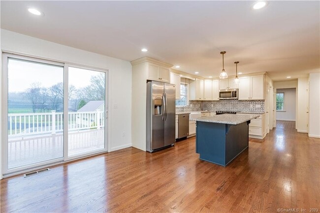Photo - 1241 Halladay Ave W
