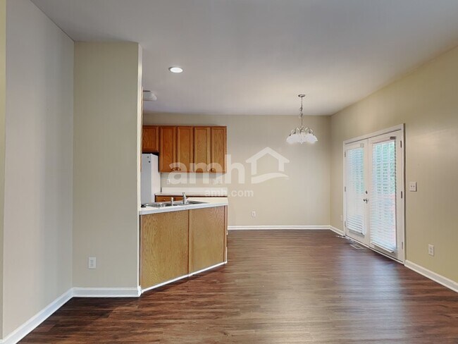 Photo - 612 Hanska Way