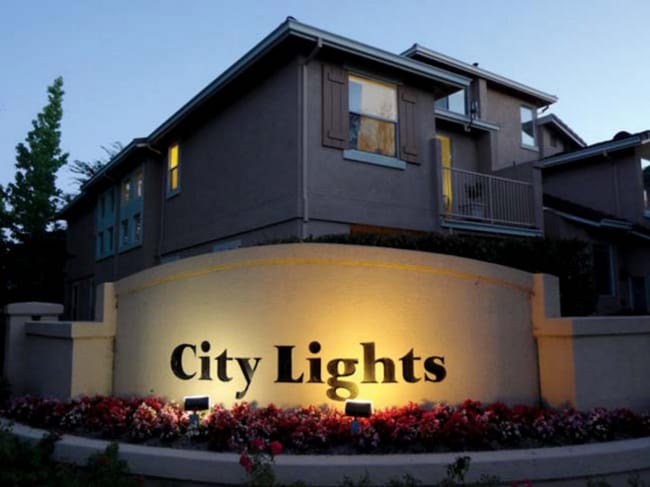 Building Photo - Spacious Townhome with High Ceilings in a Prime Commuter Location