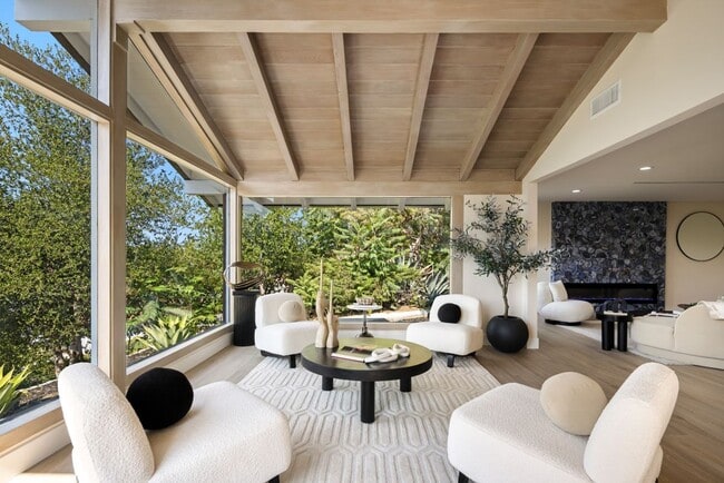 Photo - 9425 Gierson Ave