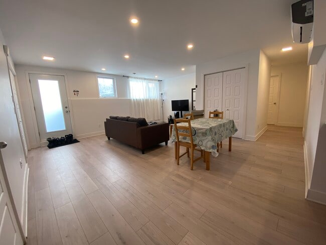 Photo - 201 Rue Desmarchais Unit 201