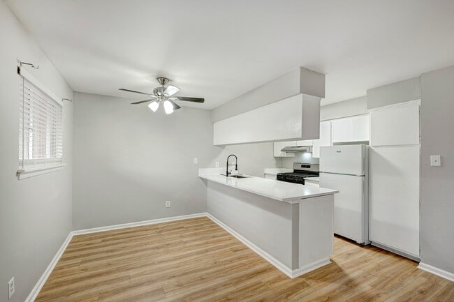 Building Photo - 1529 Wirt Rd Unit 20 Rental
