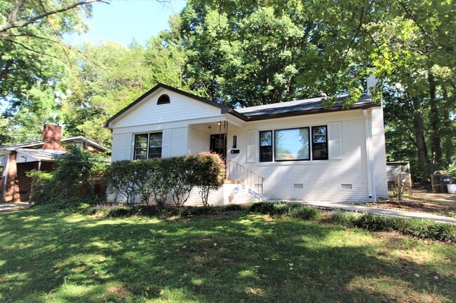 Building Photo - 2 bedroom Ranch with Fenced in Back Yard!! Rental