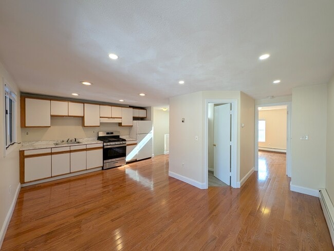 Building Photo - 6 Evergreen Sq Unit 3