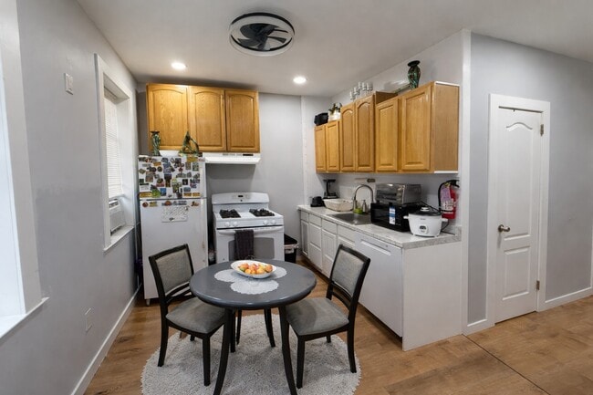 Building Photo - 80 Malcolm Ave Unit 3