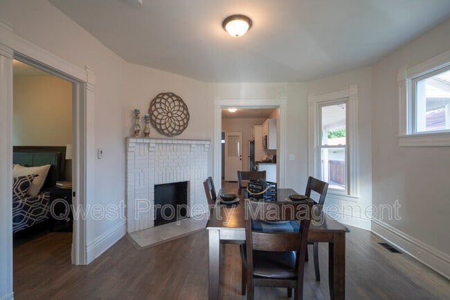 Photo - 806 Emerald Ave NE