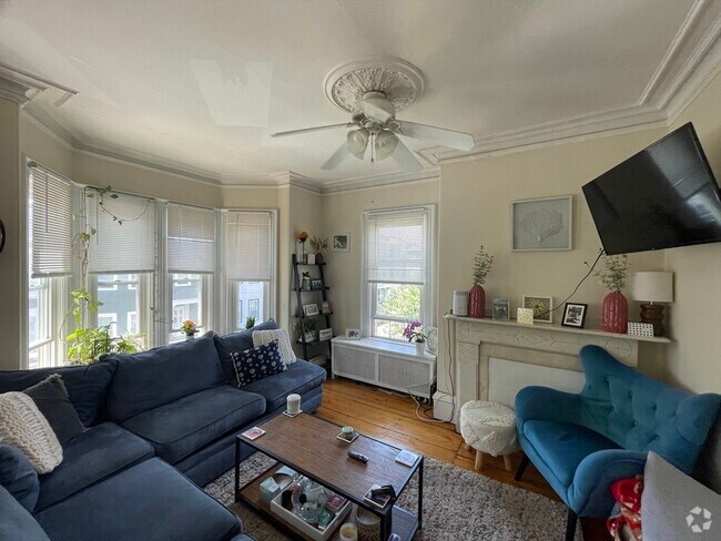 Building Photo - 648 E 6th St Unit 2 Rental