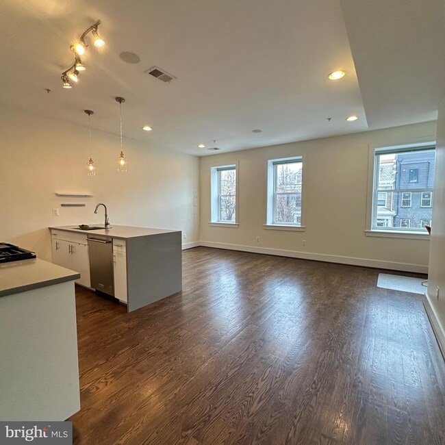 Building Photo - 1478 Harvard St NW Unit 3