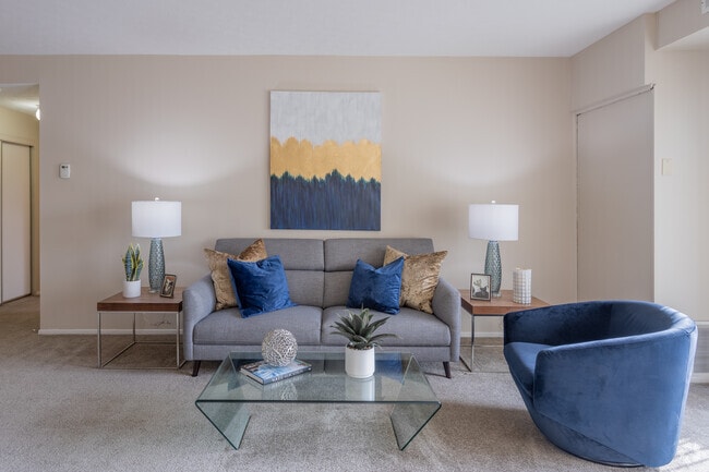 1BR, 1BA - 900SF - Living Room