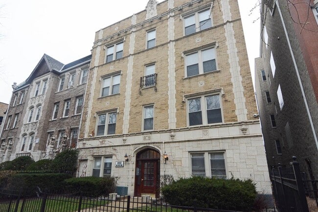Building Photo - 645 W Wrightwood Ave Unit A03C Rental