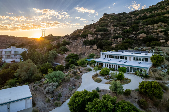 Privacidad y vistas al final de un camino privado en lo alto de las montañas de Santa Susana - 7401 Studio Rd Casa