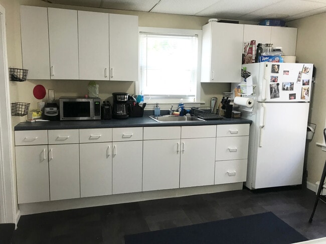 Building Photo - 160 Otis St Unit 2