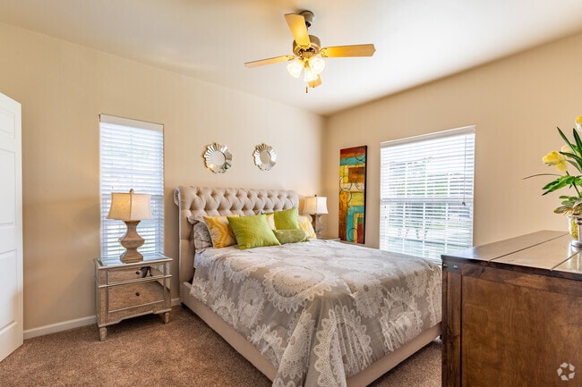 2BR, 2BA - 990 SF