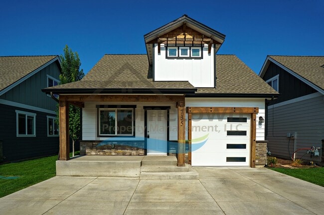 Building Photo - Beautiful Custom Craftsman Home in Coeur d...