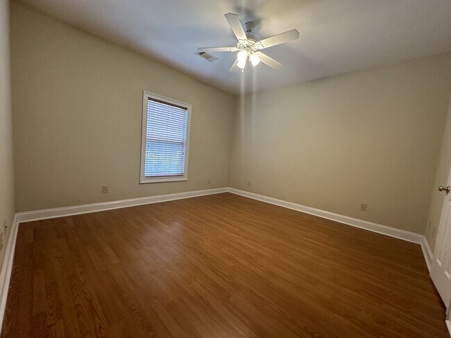 Photo - 353 E Longleaf Dr