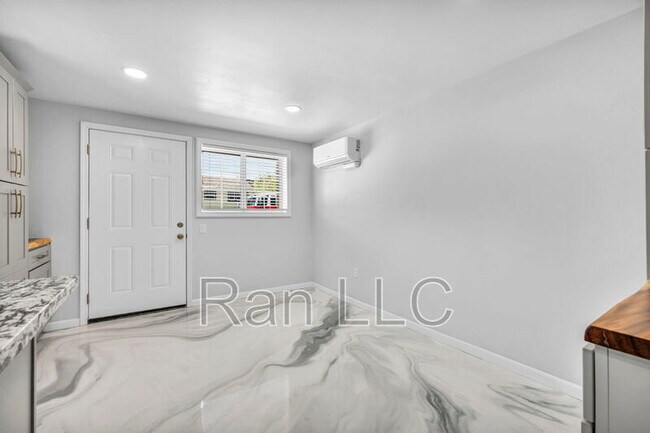 Photo - 952 Haskell St