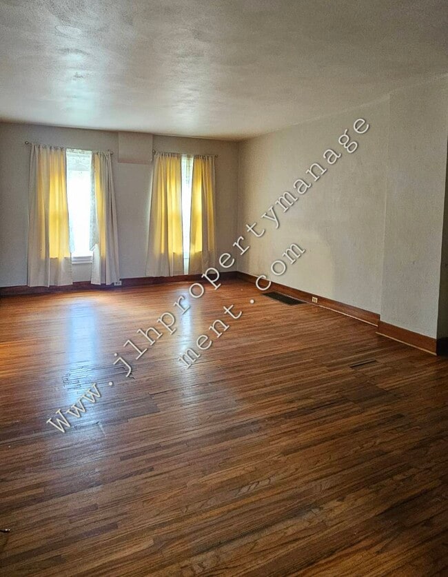 Photo - 618 W Clark St