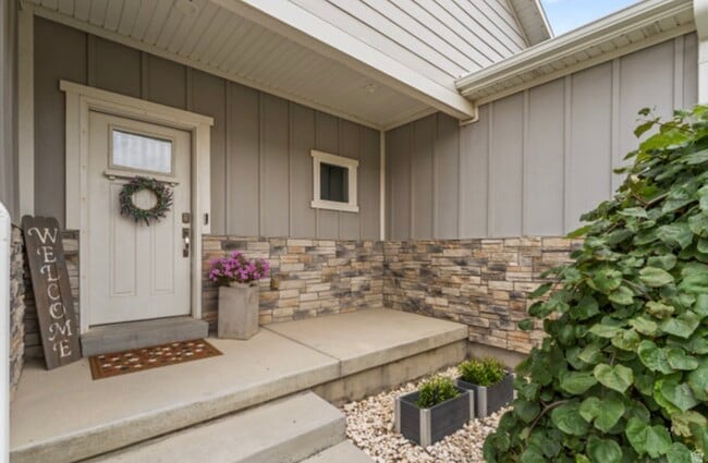 614 W Regent Garden Ln
