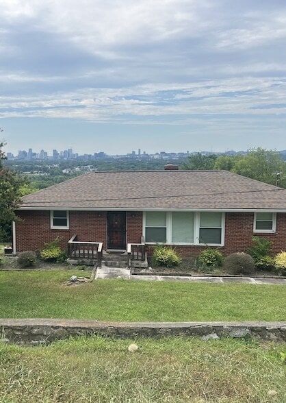 Building Photo - 2110 Summitt Ave Rental