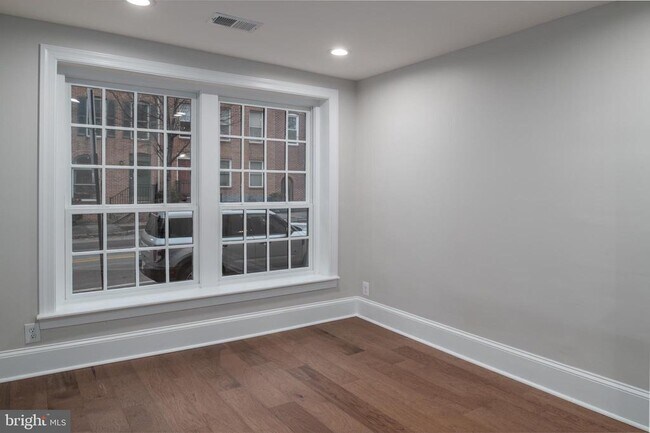 Photo - 1 E Montgomery St