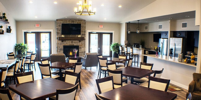 THE OAKES: RESTAURANT-INSPIRED DINING ROOM & BAR - The Reserve at Greenwood Hills (Golf access!)