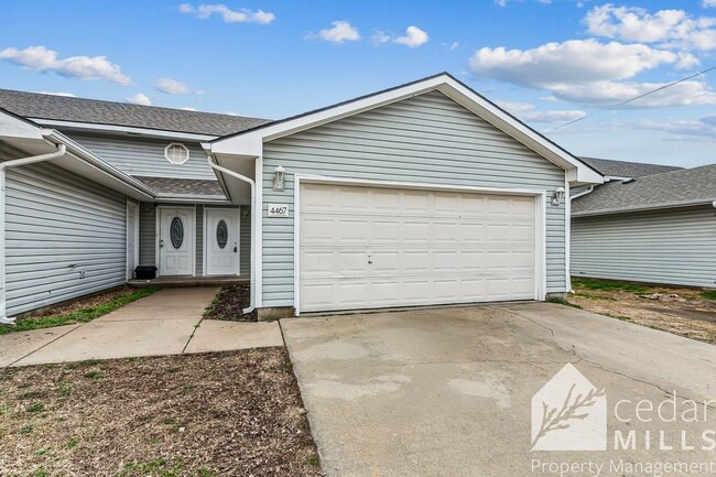 Building Photo - Super sized 3 bedroom townhouse