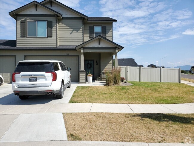 Building Photo - Spacious Home w/ 3 Car Garage